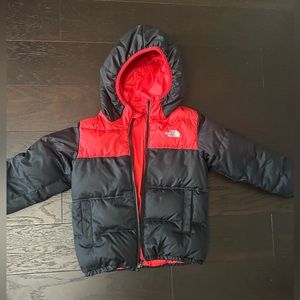 THE NORTH FACE TODDLER Moondoggy Hoody 550 Down Jacket 5T REVERSIBLE BLACK RED